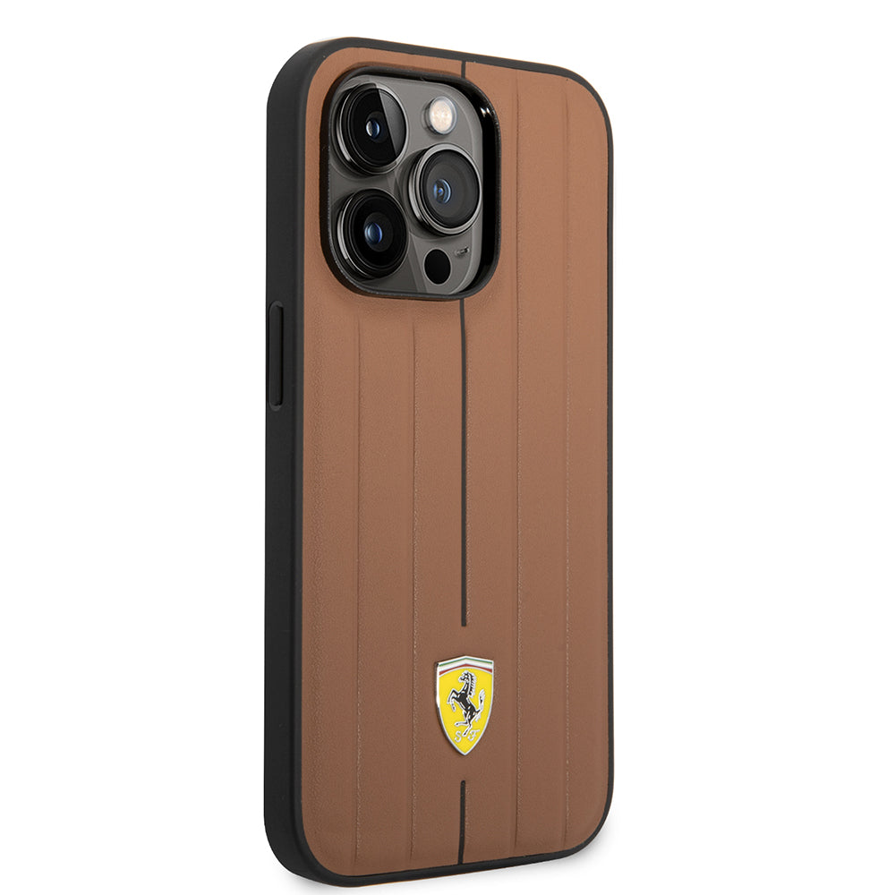 Apple iPhone 14 Pro Max Kılıf Ferrari Orjinal Lisanslı Deri Arka Yüzey Metal Logolu Şerit Tasarımlı Kapak Kahverengi