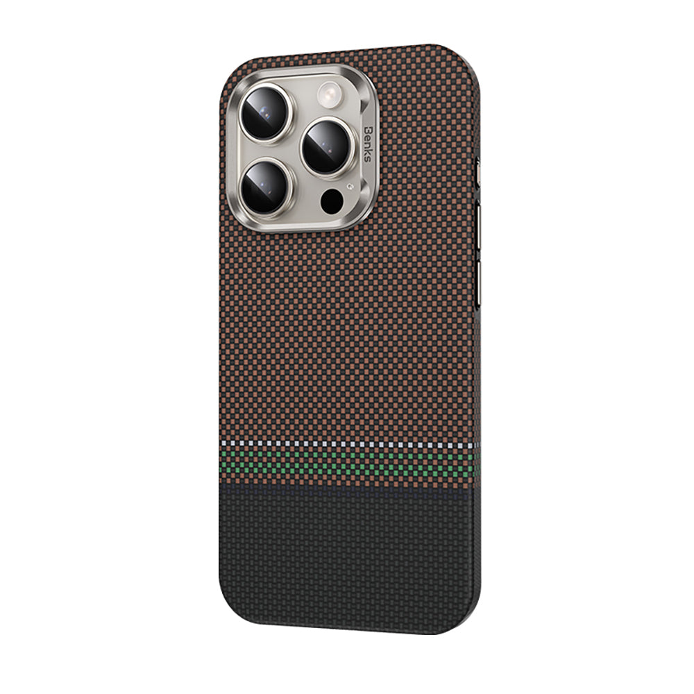 Apple iPhone 15 Pro Max Kılıf M-safe Şarj Özellikli Karbon Fiber Tasarımlı Benks Prestige ArmorPro Kevlar Kapak Gold
