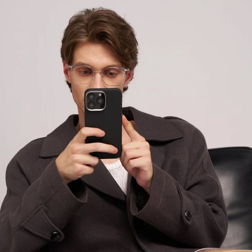 Apple iPhone 16 Plus Kılıf M-safe Şarj Özellikli 600D Aramid Fiber Pitaka Ultra-Slim Classic Serisi Black-Grey Twill Kapak Siyah