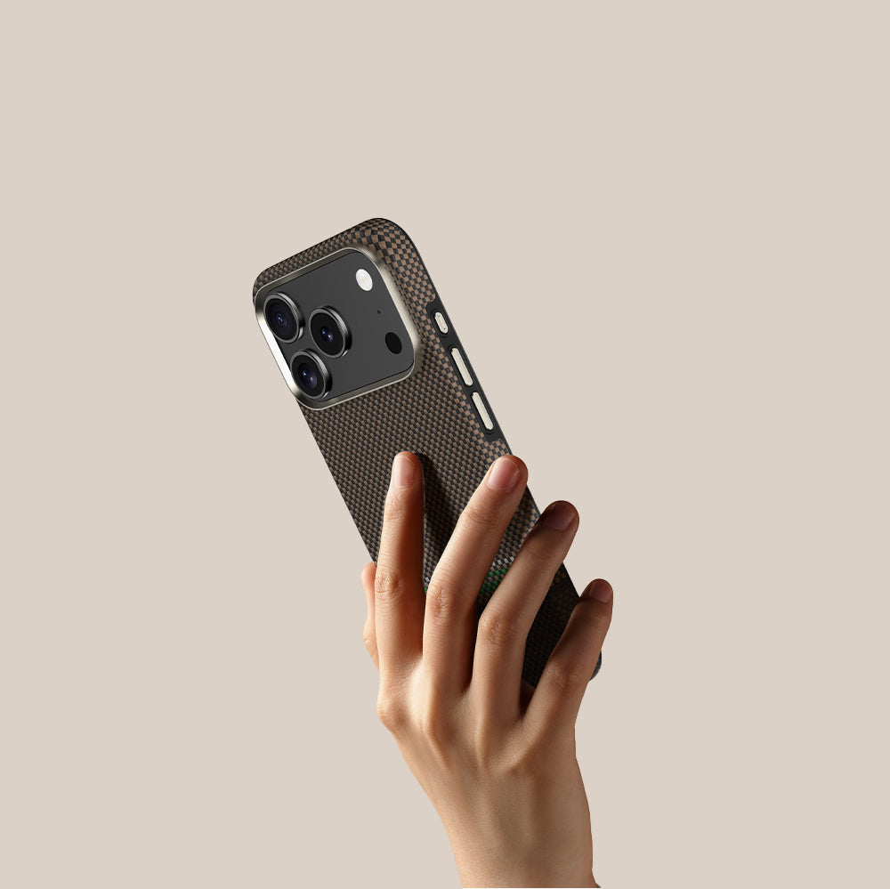 Apple iPhone 17 Pro Max Kılıf M-safe Şarj Özellikli Karbon Fiber Tasarımlı Benks Prestige ArmorPro Kevlar Kapak Gold