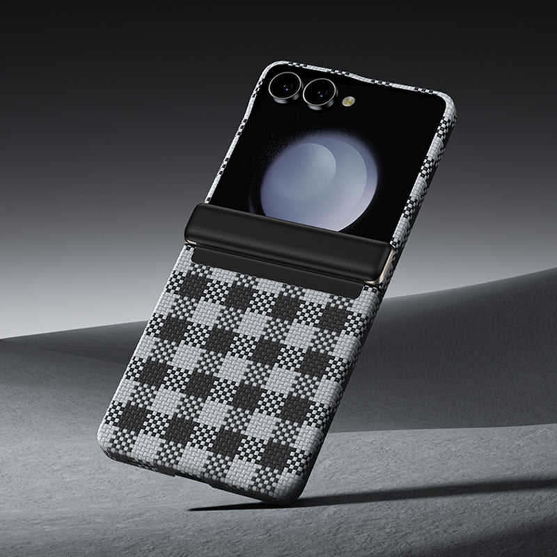 Galaxy Z Flip 7 Kılıf M-safe Şarj Özellikli Ekose Tasarımlı Benks ArmorAir ArmorVichy Kevlar Kapak Siyah