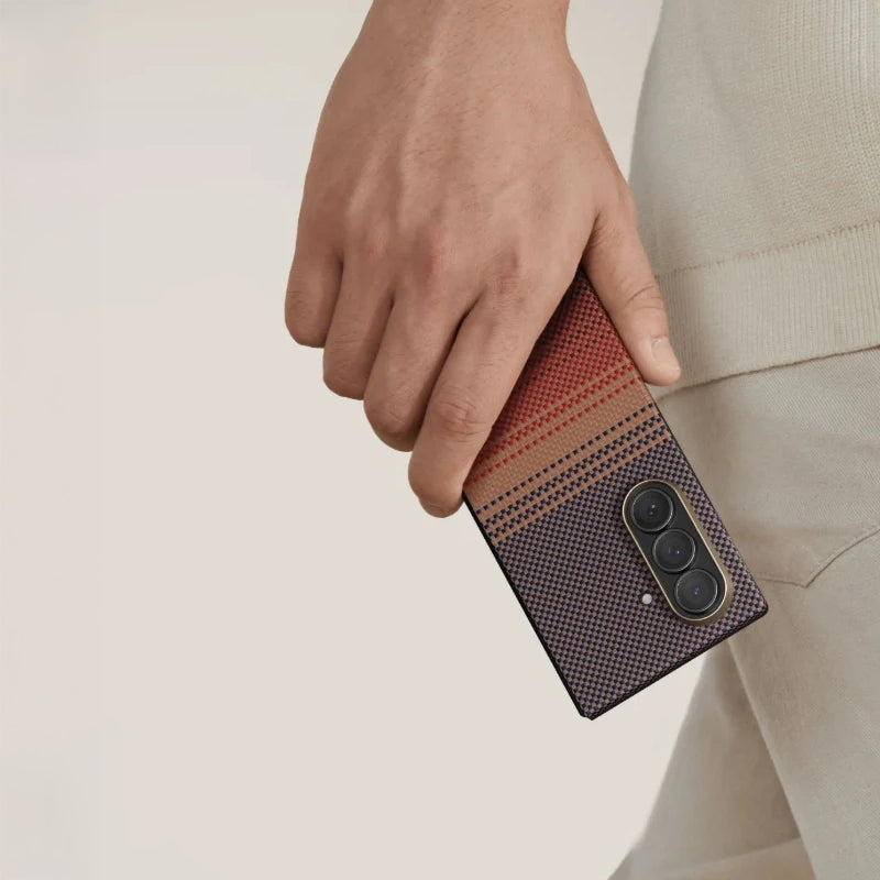 Galaxy Z Fold 7 Kılıf M-safe Şarj Özellikli Aramid Fiber Pitaka Tactile Woven Sunset-Moonrise Serisi Kapak Kahverengi