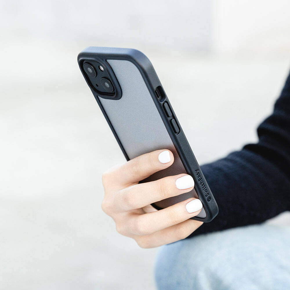 Apple iPhone 13 Kılıf Ultra İnce Şok Önleyicili Lisanslı Switcheasy Aero Plus Kapak Siyah Karbon