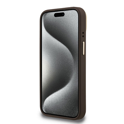 Apple iPhone 15 Kılıf Guess Orjinal Lisanslı PU Deri 4G Desenli Metal Büyük 4G ve Yazı Logolu Kamera Standlı Kapak Kahverengi