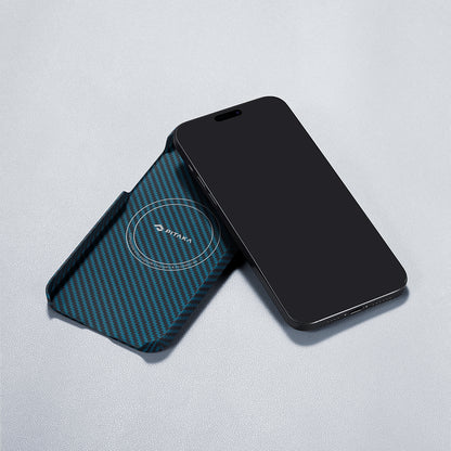 Apple iPhone 15 Pro Kılıf M-safe Şarj Özellikli 1500D Aramid Fiber Pitaka Ultra-Slim Classic Serisi Black-Blue Twill Kapak Siyah-Mavi