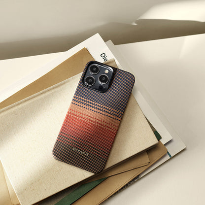 Apple iPhone 15 Pro Kılıf M-safe Şarj Özellikli Aramid Fiber Pitaka Tactile Woven Sunset-Moonrise Serisi Sunset Kapak Kahverengi
