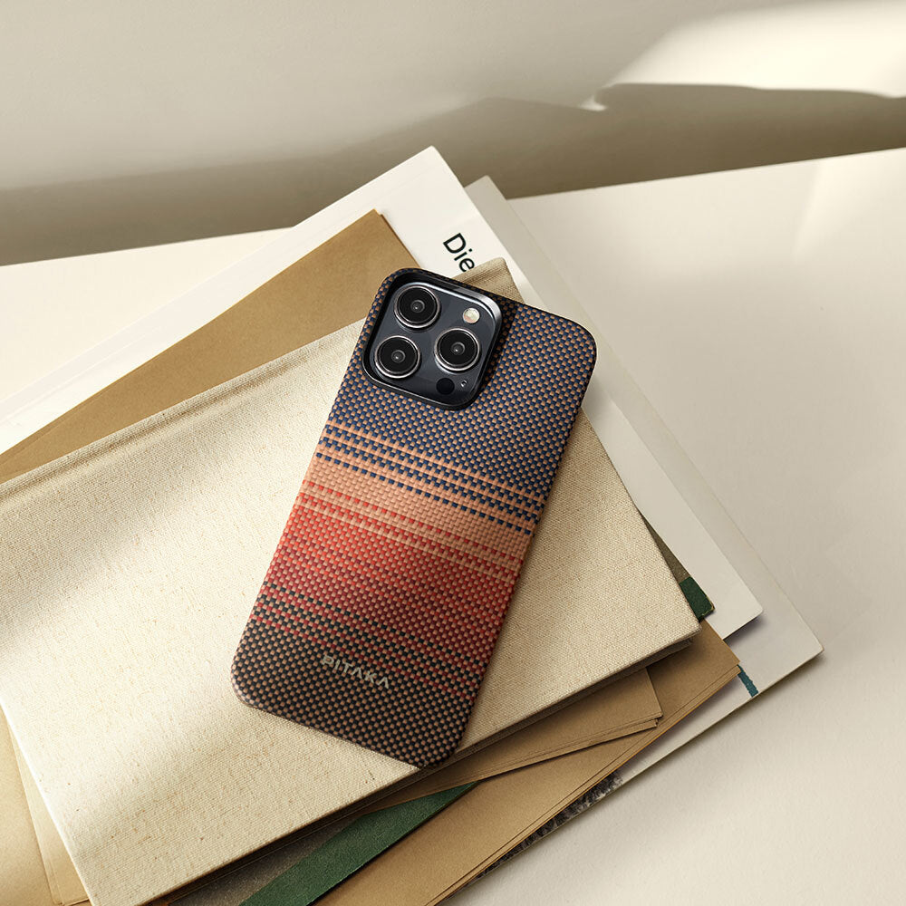Apple iPhone 15 Pro Max Kılıf M-safe Şarj Özellikli Aramid Fiber Pitaka Tactile Woven Sunset-Moonrise Serisi Sunset Kapak Kahverengi