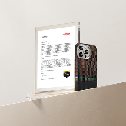 Apple iPhone 15 Pro Max Kılıf M-safe Şarj Özellikli Karbon Fiber Tasarımlı Benks Prestige ArmorPro Kevlar Kapak Gold