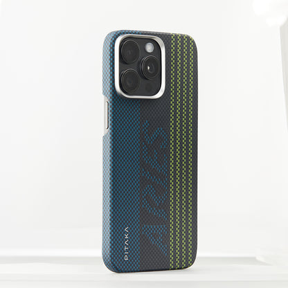 Apple iPhone 15 Pro Max Kılıf  M-safe Şarj Özellikli Lumintex Teknolojili Fosforlu Aramid Fiber Pitaka Tactile Woven Aries Serisi Kapak Siyah-Mavi