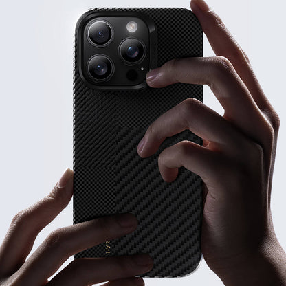 Apple iPhone 16 Plus Kılıf M-safe Şarj Özellikli Karbon Fiber Benks Montage ArmorAir Kevlar Kapak Siyah