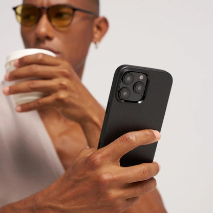 Apple iPhone 16 Pro Kılıf M-safe Şarj Özellikli Aramid Fiber Pitaka Military-Grade Classic Serisi Black-Grey Twill Kapak Siyah