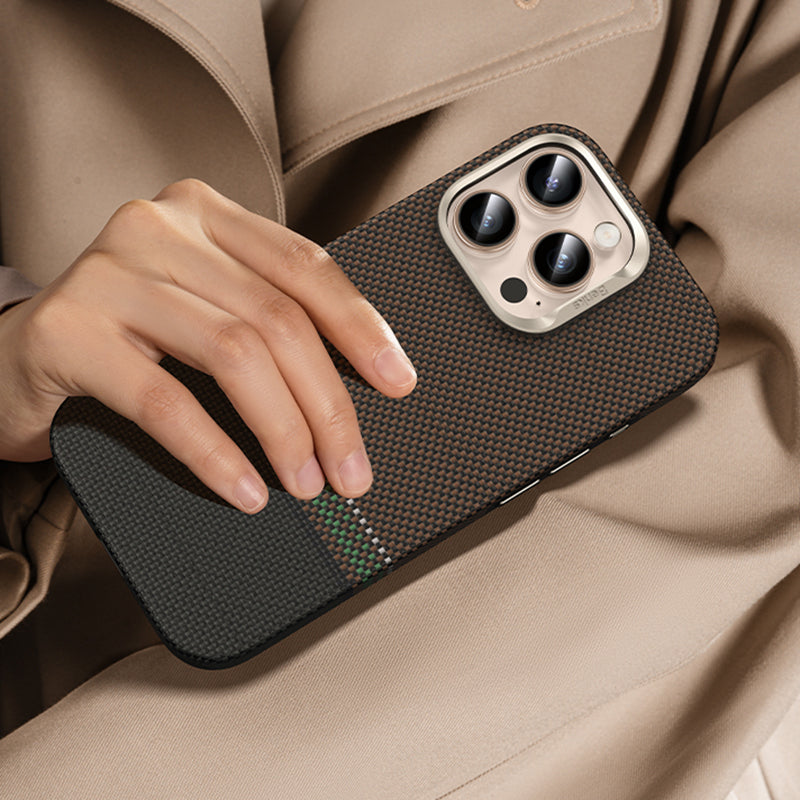 Apple iPhone 16 Pro Kılıf M-safe Şarj Özellikli Karbon Fiber Tasarımlı Benks Prestige ArmorPro Kevlar Kapak Gold