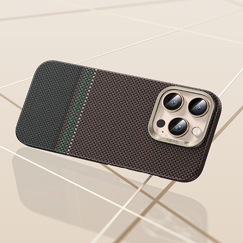 Apple iPhone 16 Pro Max Kılıf M-safe Şarj Özellikli Karbon Fiber Tasarımlı Benks Prestige ArmorAir Kevlar Kapak Gold