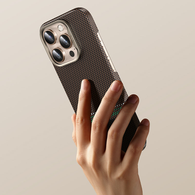 Apple iPhone 16 Pro Max Kılıf M-safe Şarj Özellikli Karbon Fiber Tasarımlı Benks Prestige ArmorAir Kevlar Kapak Gold