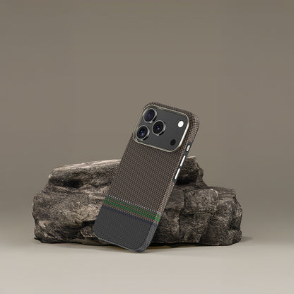Apple iPhone 17 Pro Kılıf M-safe Şarj Özellikli Karbon Fiber Tasarımlı Benks Prestige ArmorPro Kevlar Kapak Gold