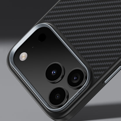 Apple iPhone 17 Pro Max Kılıf Karbon Fiber M-safe Şarj Özellikli Benks Hybrid ArmorPro 600D Kevlar Kapak Siyah