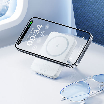 Benks MP09 M-safe Magnetik Standlı İnce Tasarımlı Powerbank 6000mAh Beyaz