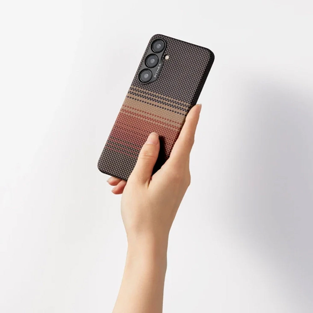 Galaxy S24 Ultra Kılıf M-safe Şarj Özellikli Aramid Fiber Pitaka Tactile Woven Sunset-Moonrise Serisi Sunset Kapak Kahverengi