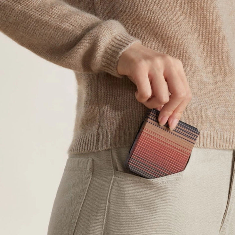 Galaxy Z Flip 7 Kılıf M-safe Şarj Özellikli Aramid Fiber Pitaka Tactile Woven Sunset-Moonrise Serisi Kapak Mavi