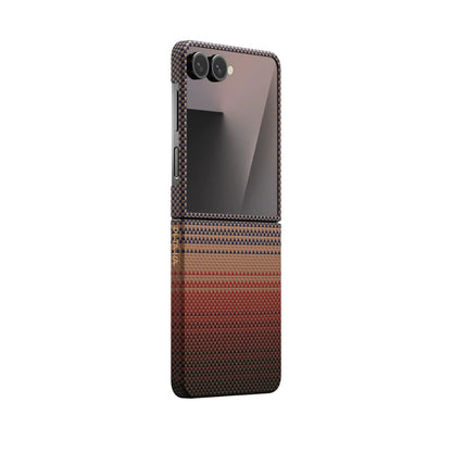 Galaxy Z Flip 7 Kılıf M-safe Şarj Özellikli Aramid Fiber Pitaka Tactile Woven Sunset-Moonrise Serisi Kapak Kahverengi