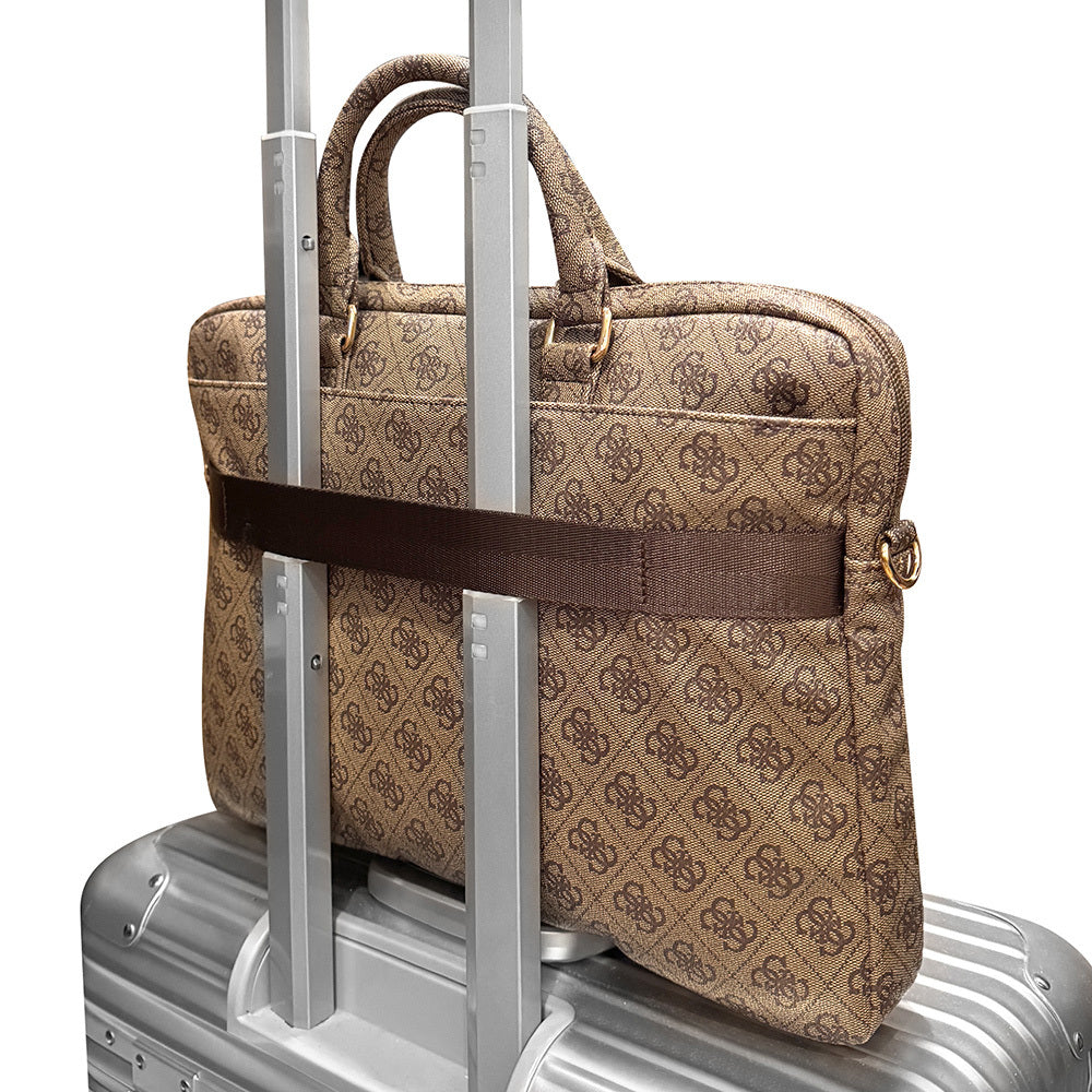 Guess Orjinal Lisanslı 4G Desenli Büyük 4G Logolu Omuz Askılı 15 inç Laptop Çantası Kahverengi